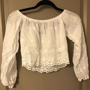 White Cropped shirt with pattern.